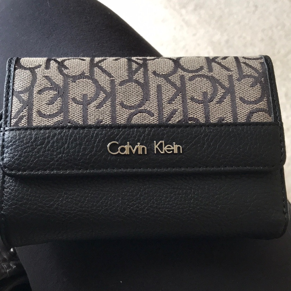 Calvin Klein zip & snap Wallet.NWOT